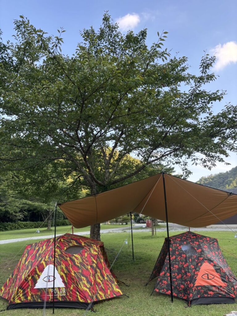 タープとポーラーのテント写真