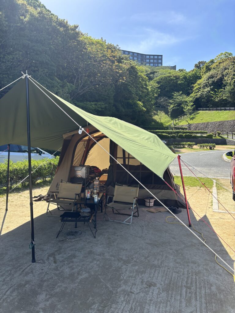 休暇村南淡路キャンプ場でのタープの様子